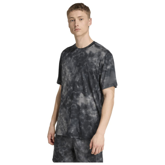 Adidas Ανδρική κοντομάνικη μπλούζα Train Essentials Seasonal All Over Print Tee Adidas Ανδρική κοντομάνικη μπλούζα Train Essentials Seasonal All Over Print Tee